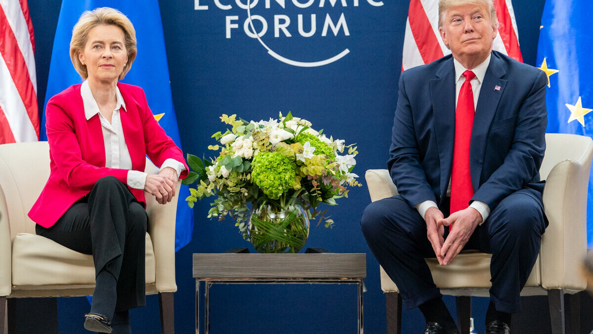 Ursula von der Leyen et Donald Trump assis côte à côte au 50e Forum économique mondial en 2020