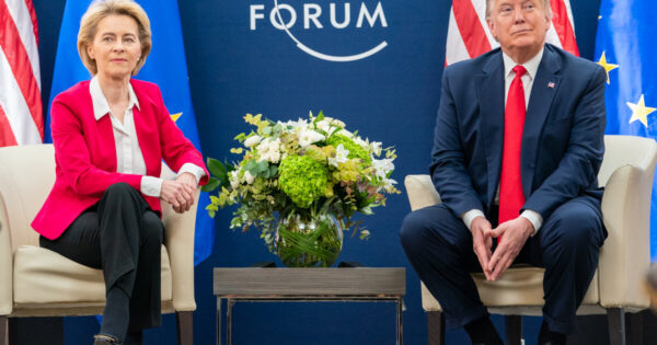 Ursula von der Leyen et Donald Trump assis côte à côte au 50e Forum économique mondial en 2020