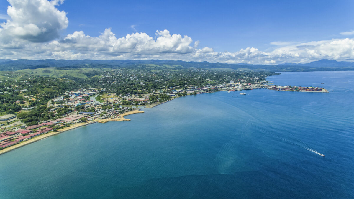 Port d’Honiara avec des bateaux et des navires ancrés, îles Salomon.