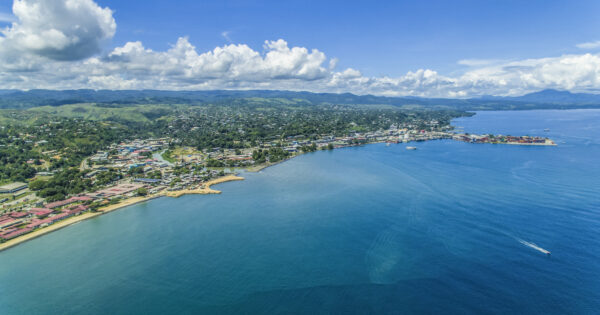 Port d’Honiara avec des bateaux et des navires ancrés, îles Salomon.